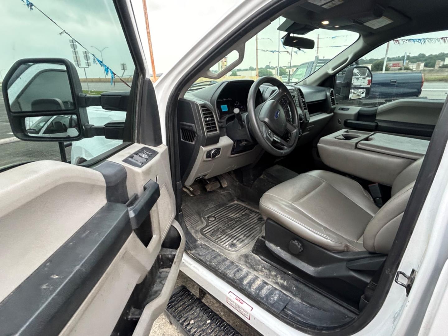 2022 White Ford F-250 SD King Ranch Crew Cab 4WD (1FT7W2B62NE) with an 6.2L V8 OHV 16V engine, 6A transmission, located at 1687 Business 35 S, New Braunfels, TX, 78130, (830) 625-7159, 29.655487, -98.051491 - Photo#10